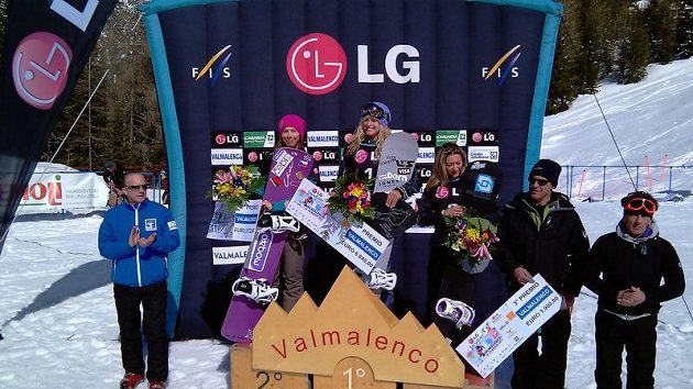 Eva Samková (vlevo) na stříbrném stupínku v italském Valmalenku. Česká snowboardcrossařka prohrála jen s americkou hvězdou Jacobellisovou. Eva Samková (vlevo) na stříbrném stupínku v italském Valmalenku. Česká snowboardcrossařka prohrála jen s americkou hvězdou Jacobellisovou.