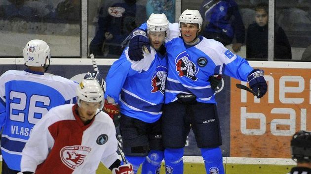 Plzeňský hráč Radek Duda (vpravo) se raduje se střelcem druhého gólu Petrem Sýkorou v zápase European Trophy proti Slavii. Plzeňský hráč Radek Duda (vpravo) se raduje se střelcem druhého gólu Petrem Sýkorou v zápase European Trophy proti Slavii.