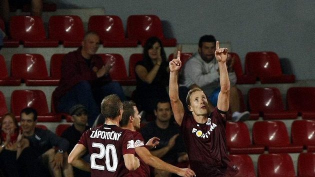 Jiří Jarošík (vpravo) posílá svůj gól do nebe. Všichni spoluhráči se k němu vzápětí přidali. Jiří Jarošík (vpravo) posílá svůj gól do nebe. Všichni spoluhráči se k němu vzápětí přidali.