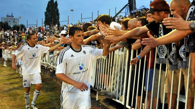 Fotbalisté Hradce Králové se zdraví se svými fanoušky Fotbalisté Hradce Králové se zdraví se svými fanoušky
