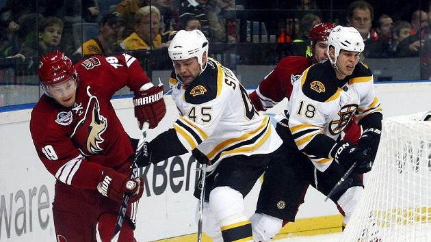 Doan z Phoenixu (vlevo) v souboji se Stuartem z Bostonu ve druhém pražském utkání NHL. Doan z Phoenixu (vlevo) v souboji se Stuartem z Bostonu ve druhém pražském utkání NHL.