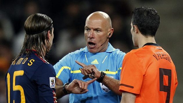 Sudí Howard Webb bude rozhodovat i na ME 2012. Sudí Howard Webb bude rozhodovat i na ME 2012.