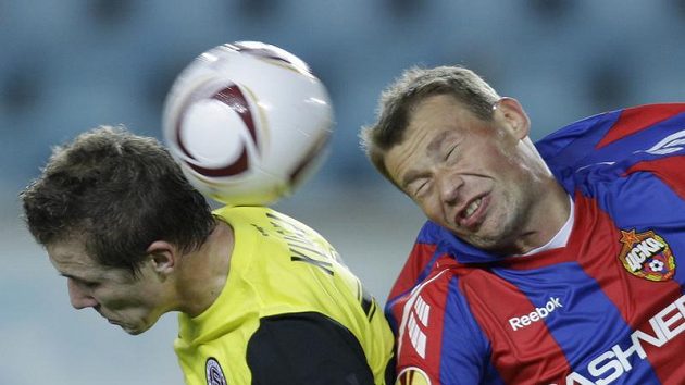Juraj Kucka ze Sparty (vlevo) bojuje o míč s Vasilijem Berezuckým z CSKA Moskva. Juraj Kucka ze Sparty (vlevo) bojuje o míč s Vasilijem Berezuckým z CSKA Moskva.
