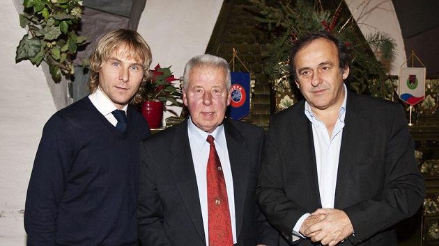 Unikátní setkání tří držitelů Zlatého míče v pivnici U Fleků v prosinci 2010 - zleva Pavel Nedvěd, Josef Masopust a Michel Platini. Unikátní setkání tří držitelů Zlatého míče v pivnici U Fleků v prosinci 2010 - zleva Pavel Nedvěd, Josef Masopust a Michel Platini.