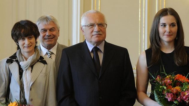 Prezident Václav Klaus s Martinou Sáblíkovou (vlevo), trenérem Petrem Novákem a Šárkou Záhrobskou. Prezident Václav Klaus s Martinou Sáblíkovou (vlevo), trenérem Petrem Novákem a Šárkou Záhrobskou.