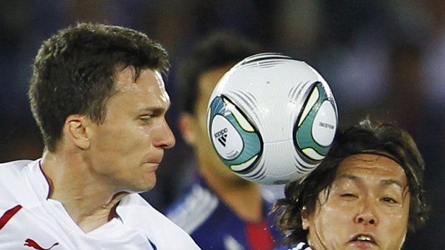 David Lafata v těsném souboji bojuje o míč s Japoncem Yasuhitou Endem v utkání Kirin Cupu. David Lafata v těsném souboji bojuje o míč s Japoncem Yasuhitou Endem v utkání Kirin Cupu.