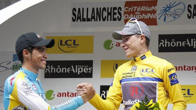 Janez Brajkovič (vpravo) a Alberto Contador na stupních vítězů. Janez Brajkovič (vpravo) a Alberto Contador na stupních vítězů.