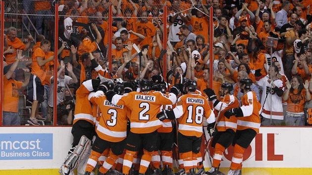 Hokejisté Philadelphie se radují z vítězství nad Chicagem ve třetím finálovém utkání NHL. Hokejisté Philadelphie se radují z vítězství nad Chicagem ve třetím finálovém utkání NHL.
