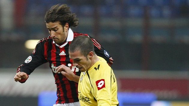 Záložník Udine Gaetano D´Agostino (vpředu) bojuje o míč s Davidem Di Gennarem z AC Milán Záložník Udine Gaetano D´Agostino (vpředu) bojuje o míč s Davidem Di Gennarem z AC Milán