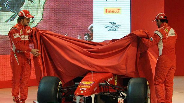 Fernando Alonso (vlevo) a Felipe Massa odhalují monopost Ferrari F150 pro sezónu 2011. Fernando Alonso (vlevo) a Felipe Massa odhalují monopost Ferrari F150 pro sezónu 2011.
