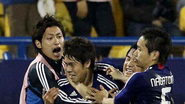 Japonští fotbalisté oslavují vítězný gól Masahika Inohy (uprostřed) ve čtvrtfinále mistrovství Asie proti Kataru. Japonští fotbalisté oslavují vítězný gól Masahika Inohy (uprostřed) ve čtvrtfinále mistrovství Asie proti Kataru.