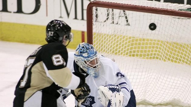 Sidney Crosby nedal brankáři Toronta šanci. Sidney Crosby nedal brankáři Toronta šanci.