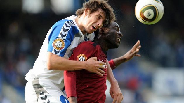 Liberecký Radek Dejmek (vlevo) a Bony Wilfried ze Sparty Liberecký Radek Dejmek (vlevo) a Bony Wilfried ze Sparty
