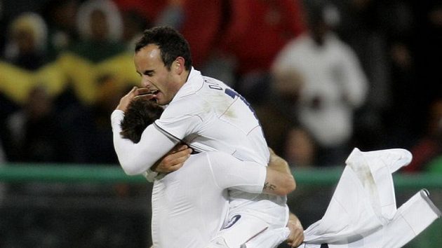 Fotbalisté Spojených států amerických Landon Donovan (vpravo) a Carlos Bocanegra se radují z vítězství nad Španělskem Fotbalisté Spojených států amerických Landon Donovan (vpravo) a Carlos Bocanegra se radují z vítězství nad Španělskem