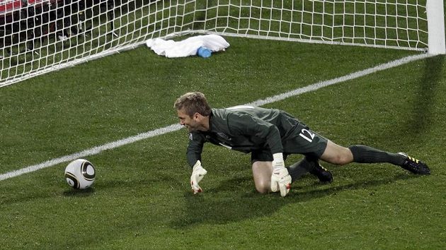 Brankář Anglie Robert Green inkasuje gól v utkání proti USA během zápasu MS v Jihoafrické republice. Brankář Anglie Robert Green inkasuje gól v utkání proti USA během zápasu MS v Jihoafrické republice.