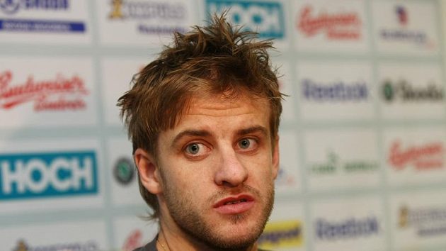 Jan Marek odpovídá na srazu hokejové reprezentace na otázky novinářů. Jan Marek odpovídá na srazu hokejové reprezentace na otázky novinářů.