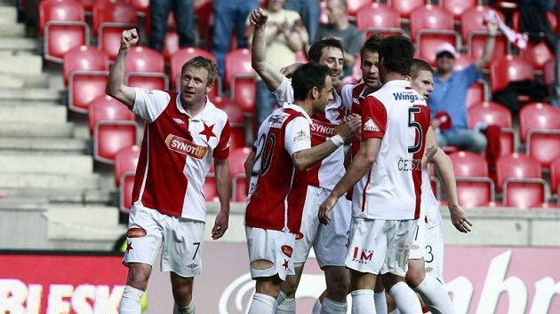Fotbalisté Slavie se radují z branky do sítě Ústí nad Labem. Fotbalisté Slavie se radují z branky do sítě Ústí nad Labem.
