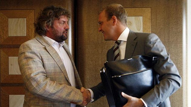 Prezident Slaive Aleš Řebíček (vlevo) a šéf Sparty Daniel Křetínský Prezident Slaive Aleš Řebíček (vlevo) a šéf Sparty Daniel Křetínský