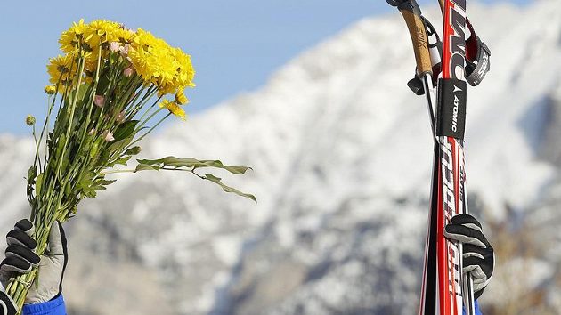Italský lyžař Giorgio Di Centa oslavuje víězství v závodě v Canmore. Italský lyžař Giorgio Di Centa oslavuje víězství v závodě v Canmore.