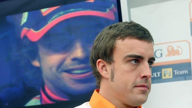 Pilot formule 1 Fernando Alonso při návštěvě Prahy. Pilot formule 1 Fernando Alonso při návštěvě Prahy.