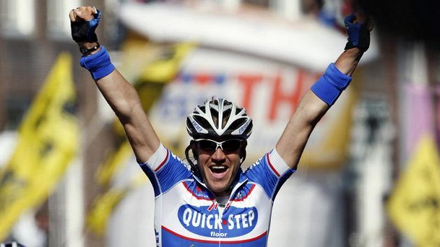 Belgický cyklista Wouter Weylandt oslavuje triumf ve třetí etapě Gira d'Italia. Belgický cyklista Wouter Weylandt oslavuje triumf ve třetí etapě Gira d'Italia.