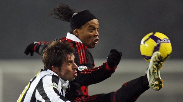 Zdeněk Grygera z Juventusu (vlevo) v souboji s Ronaldinhem z AC Milán. (ilustrační foto) Zdeněk Grygera z Juventusu (vlevo) v souboji s Ronaldinhem z AC Milán. (ilustrační foto)