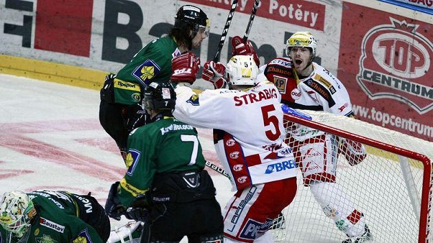 Slávista Tomáš Žižka (uprostřed) oslavuje branku vstřelenou Karlovým Varům. Slávista Tomáš Žižka (uprostřed) oslavuje branku vstřelenou Karlovým Varům.