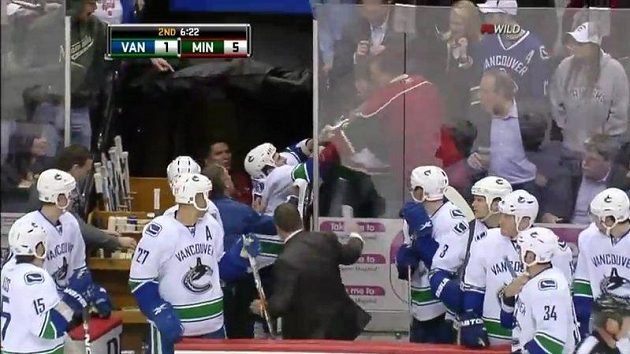 Bitkař Vancouveru Rick Rypien se sápe po fanoušcích Minnesoty. Bitkař Vancouveru Rick Rypien se sápe po fanoušcích Minnesoty.