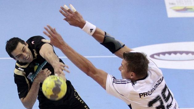 Filip Jícha (vpravo) brání hráče Ciudadu Real Kirila Lazarova Filip Jícha (vpravo) brání hráče Ciudadu Real Kirila Lazarova
