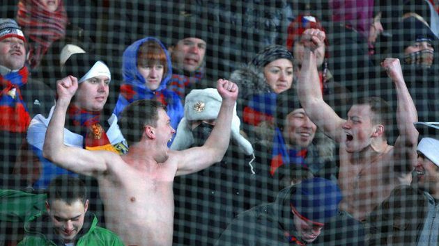 Fanoušci CSKA Moskva na ilustračním snímku při pohárovém utkání se Spartou. Fanoušci CSKA Moskva na ilustračním snímku při pohárovém utkání se Spartou.