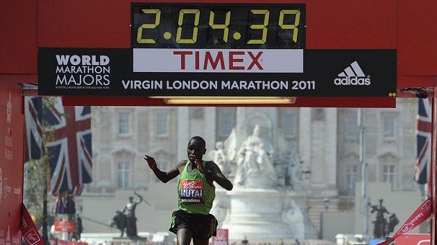 Keňský vytrvalec Emmanuel Mutai v cíli londýnského maratónu Keňský vytrvalec Emmanuel Mutai v cíli londýnského maratónu