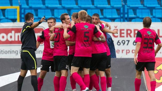 Fotbalisté Mladé Boleslavi se radují z vedoucího Kuličova gólu. Fotbalisté Mladé Boleslavi se radují z vedoucího Kuličova gólu.