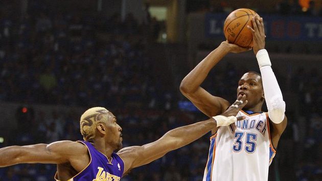 Kevin Durant (vpravo) z Oklahomy v zápase proti Lakers. Kevin Durant (vpravo) z Oklahomy v zápase proti Lakers.