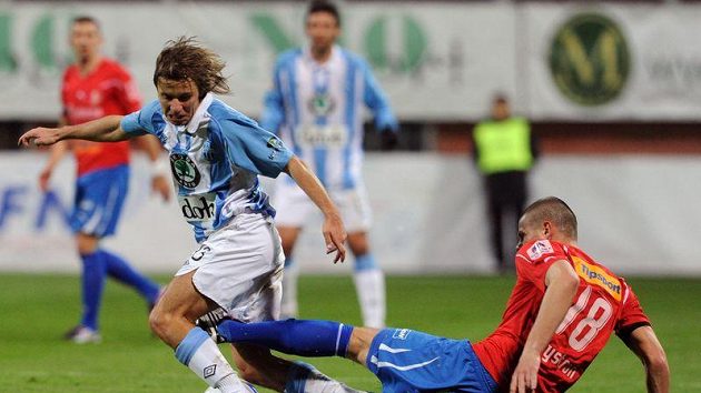 Mladoboleslavský Vladimir Dimitrovski (vlevo) uniká plzeňskému Davidu Bystroňovi. Mladoboleslavský Vladimir Dimitrovski (vlevo) uniká plzeňskému Davidu Bystroňovi.