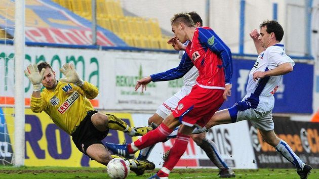 Brněnský Jan Kalabiška z Brna střílí na brankáře Ústí nad Labem Antonína Bučka. Tomáš Janů z Ústí se snaží střele zabránit. Brněnský Jan Kalabiška z Brna střílí na brankáře Ústí nad Labem Antonína Bučka. Tomáš Janů z Ústí se snaží střele zabránit.