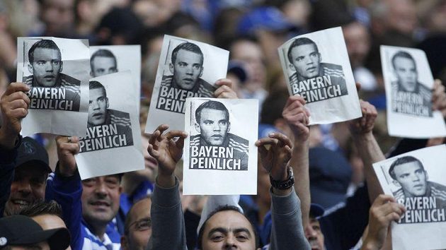 Fanoušci Schalke nemohou Manulovi Neuerovi přestup do Bayernu jen tak odpustit. Fanoušci Schalke nemohou Manulovi Neuerovi přestup do Bayernu jen tak odpustit.