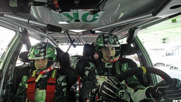 Navigátor Petr Starý (vlevo) a Jan Kopecký v kabině vozu Škoda Fabia S2000. Navigátor Petr Starý (vlevo) a Jan Kopecký v kabině vozu Škoda Fabia S2000.
