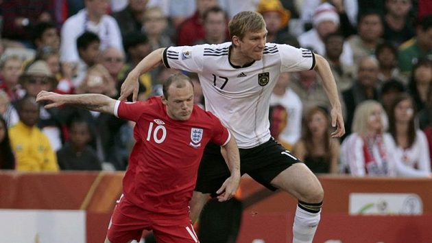 Angličan Wayne Rooney (v červeném) v souboji s Němcem Perem Mertesackerem. Angličan Wayne Rooney (v červeném) v souboji s Němcem Perem Mertesackerem.