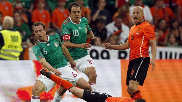 Mexický kanonýr Cuauhtémoc Blanco (uprostřed) v konečné nominaci na MS nechybí. Mexický kanonýr Cuauhtémoc Blanco (uprostřed) v konečné nominaci na MS nechybí.