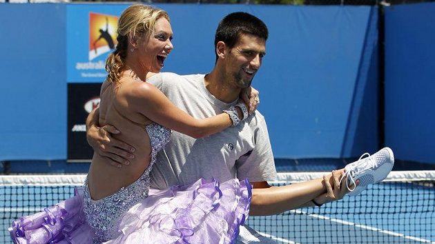 Srbský tenista Novak Djokovič tancuje s Kim Johnsonovou. Srbský tenista Novak Djokovič tancuje s Kim Johnsonovou.