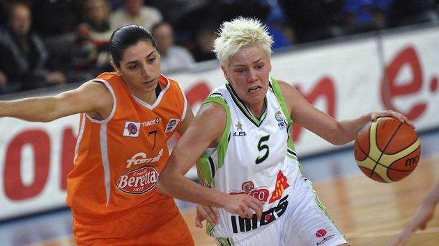 Jelena Škerovičová ještě v dresu Brna (vpravo) se snaží utéct Liron Cohenové z italského celku Beretta Famila Schio v utkání Evropské ligy basketbalistek. Jelena Škerovičová ještě v dresu Brna (vpravo) se snaží utéct Liron Cohenové z italského celku Beretta Famila Schio v utkání Evropské ligy basketbalistek.