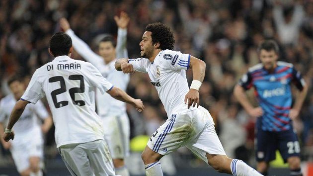 Brazilec Marcelo se raduje se spoluhráči z gólu. Brazilec Marcelo se raduje se spoluhráči z gólu.