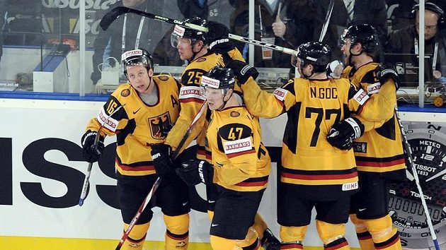 Hokejisté Německa oslavují branku do sítě USA Hokejisté Německa oslavují branku do sítě USA