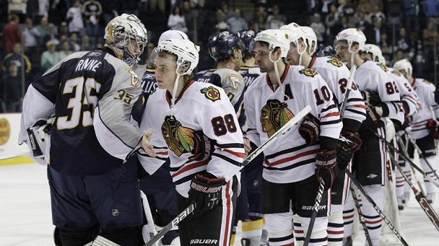 Hokejisté Chicaga a Nashvillu si podávají ruce po postupu Blackhawks v play off Hokejisté Chicaga a Nashvillu si podávají ruce po postupu Blackhawks v play off