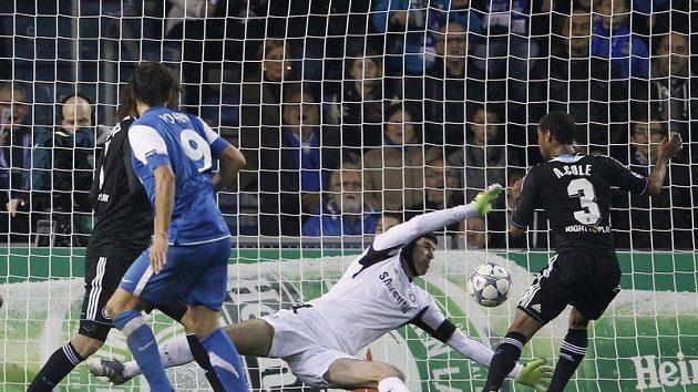 Jelle Vossen z Genku překonává brankáře Chelsea Petra Čecha v utkání Ligy mistrů. Jelle Vossen z Genku překonává brankáře Chelsea Petra Čecha v utkání Ligy mistrů.