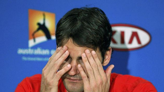 Zklamaný Roger Federer na tiskové konferenci po porážce od Djokoviče. Některé otázky novinářů se mu příliš nezamlouvaly. Zklamaný Roger Federer na tiskové konferenci po porážce od Djokoviče. Některé otázky novinářů se mu příliš nezamlouvaly.