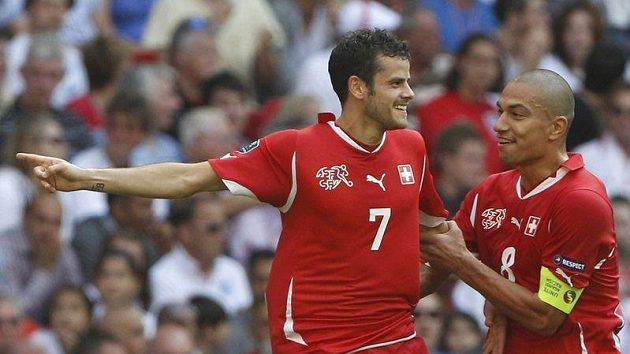 Švýcarský střelec Tranquillo Barnetta (vlevo) jásá nad gólem, blahopřeje mu Goekhan Inler. Švýcarský střelec Tranquillo Barnetta (vlevo) jásá nad gólem, blahopřeje mu Goekhan Inler.