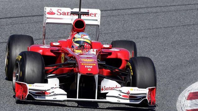 Fernando Alonso s ferrari při testech v Barceloně. Fernando Alonso s ferrari při testech v Barceloně.