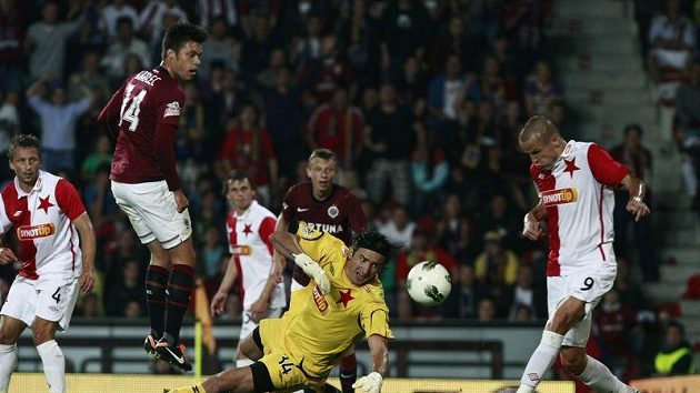 Sparťan Václav Kadlec se snaží překonat slávistického gólmana Kamila Čontofalského, jemuž při bránění pomáhá Adam Hloušek. Sparťan Václav Kadlec se snaží překonat slávistického gólmana Kamila Čontofalského, jemuž při bránění pomáhá Adam Hloušek.