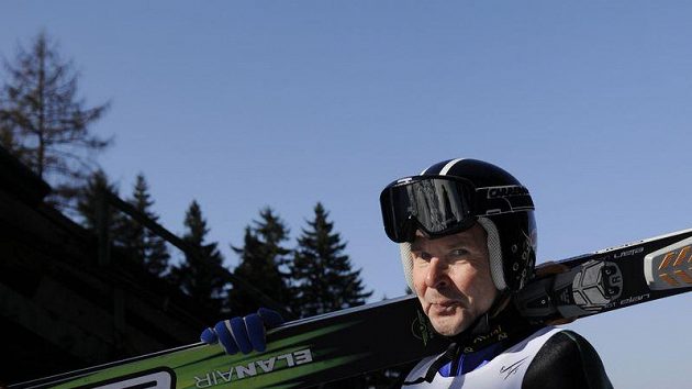 Finský skokan na lyžích Matti Nykänen se po 21 letech vrátil na můstky v Harrachově. Finský skokan na lyžích Matti Nykänen se po 21 letech vrátil na můstky v Harrachově.